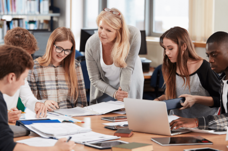 docente con gruppo di ragazzi